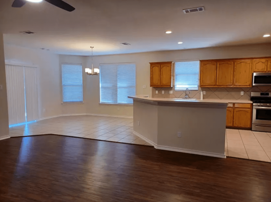705 Crownpoint Ln Arlington, TX 76002