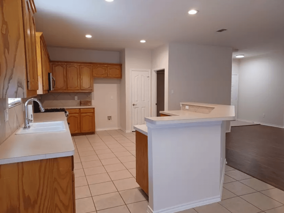 705 Crownpoint Ln Arlington, TX 76002